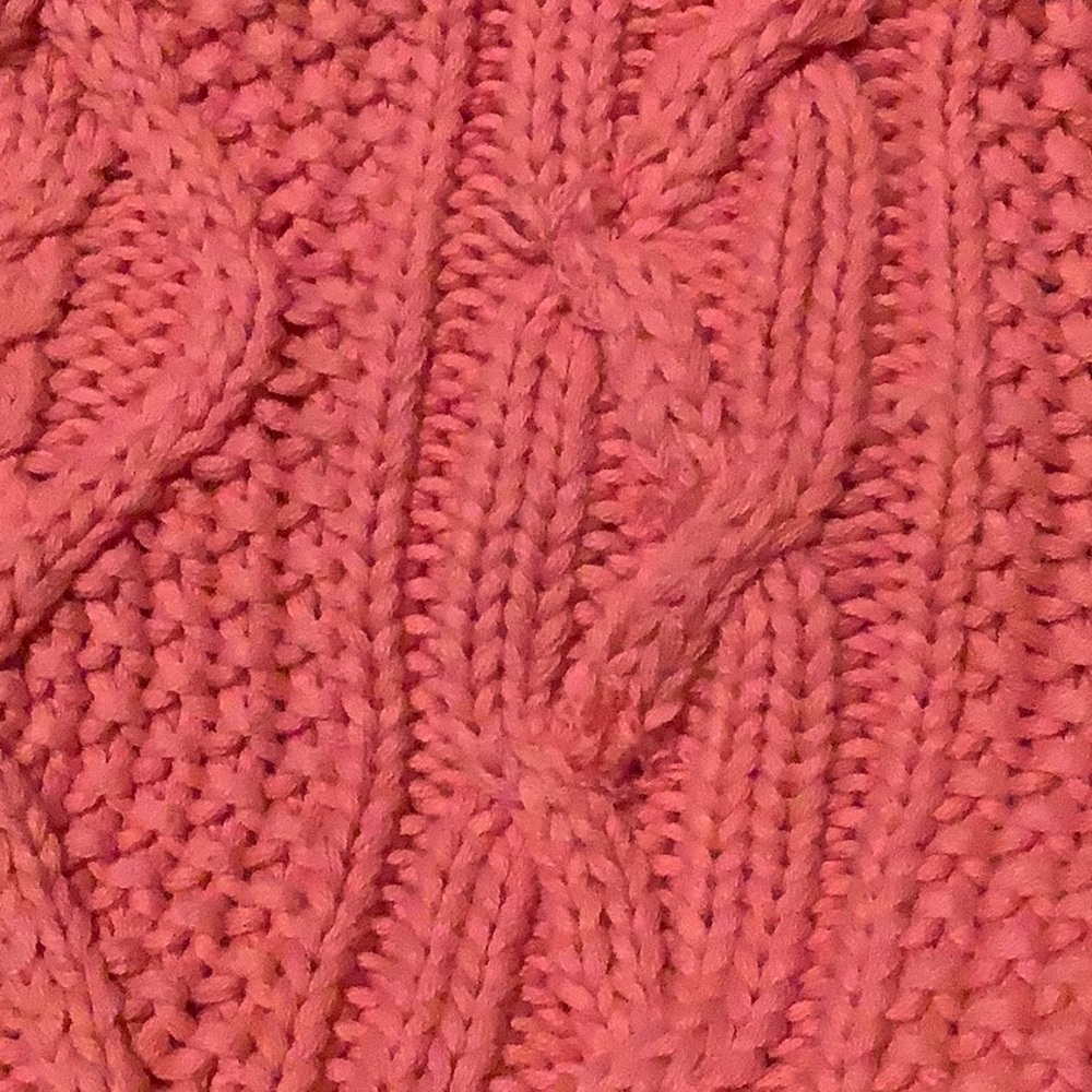 A turtleneck sweater - Picture 7 of 7
